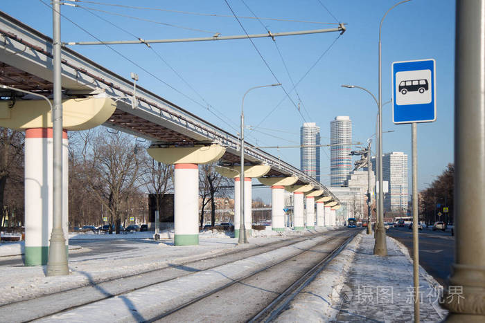 冬季在城市大桥附近的电车上行驶的铁轨