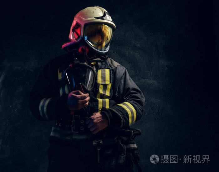 戴头盔的男子消防队员看起来是侧身的