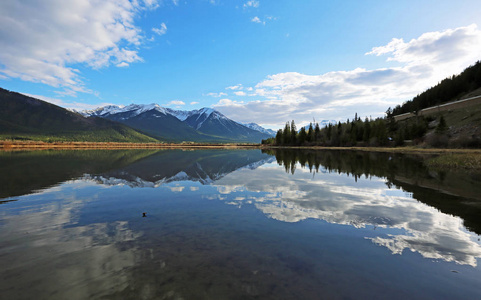 日落班夫国家公园加拿大阿尔伯塔省平静的朱红湖