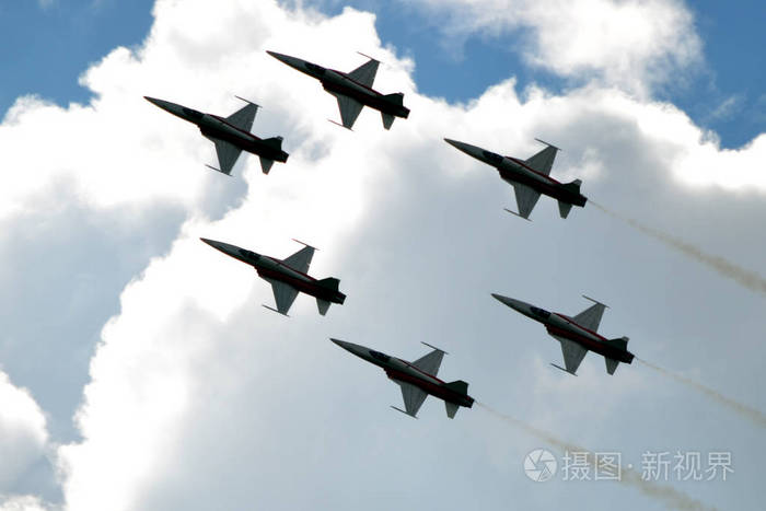 在空中飞行的军用飞机/喷气式战斗机