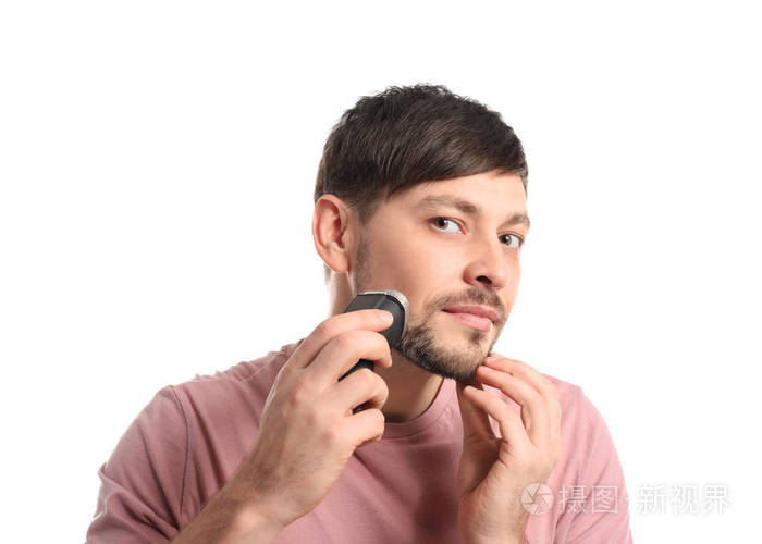 一个英俊的男人用白色背景的电动剃须刀