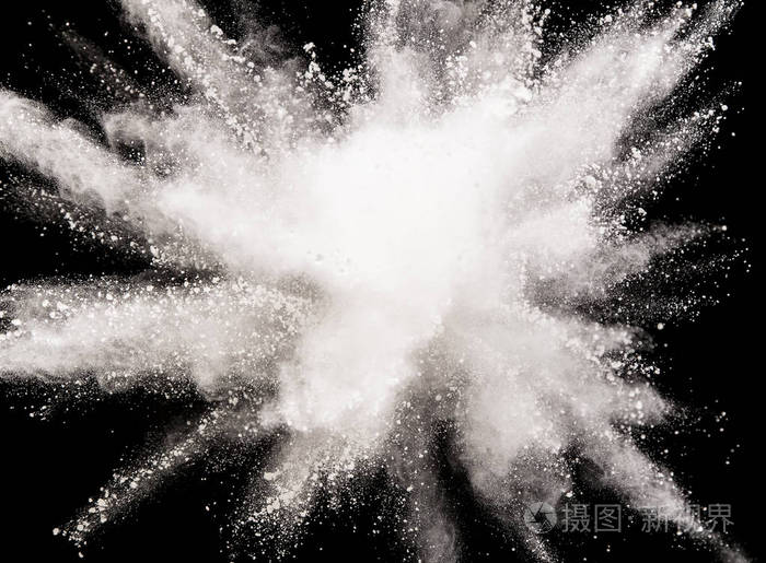 在黑色背景上的白色粉末爆炸