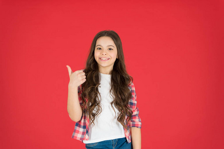 这是真棒.女孩可爱的孩子显示竖起大拇指的手势.青少年完全爱.