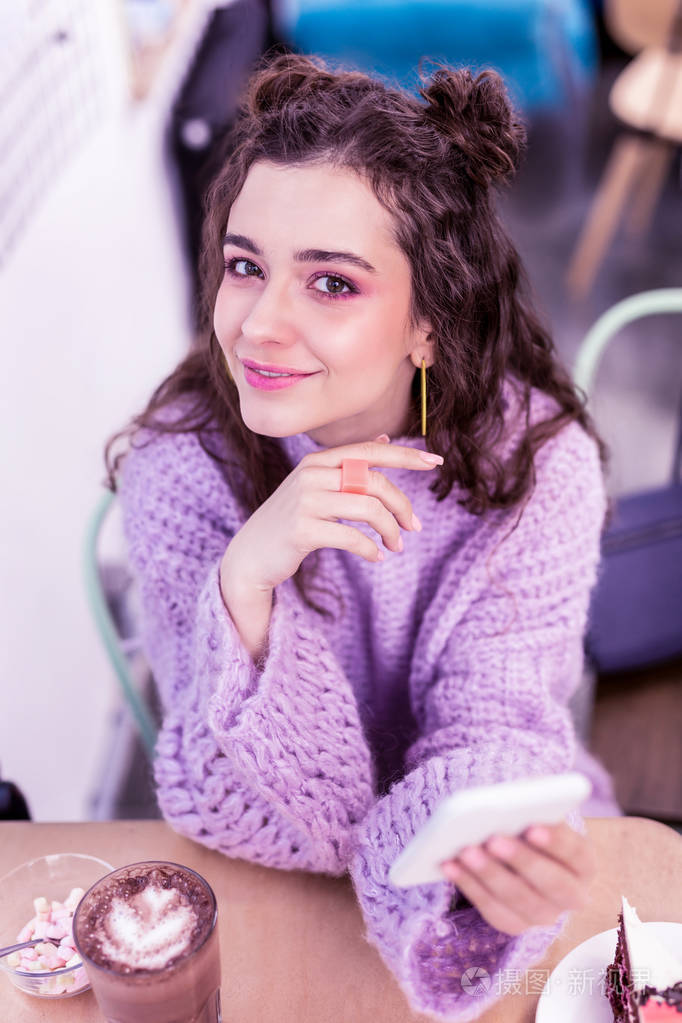 迷人的年轻女子在紫色毛衣和完美的皮肤