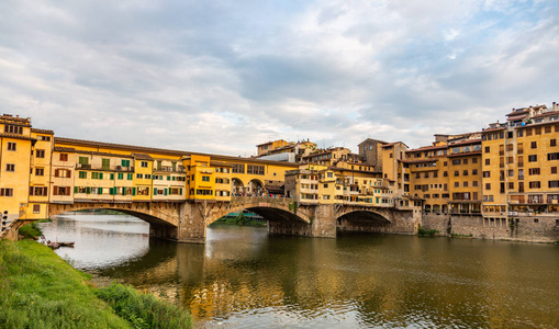 庞特维克乔的老桥，在意大利佛罗伦萨有许多珠宝店