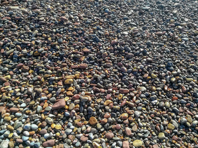 不同颜色海滩上的圆形石头