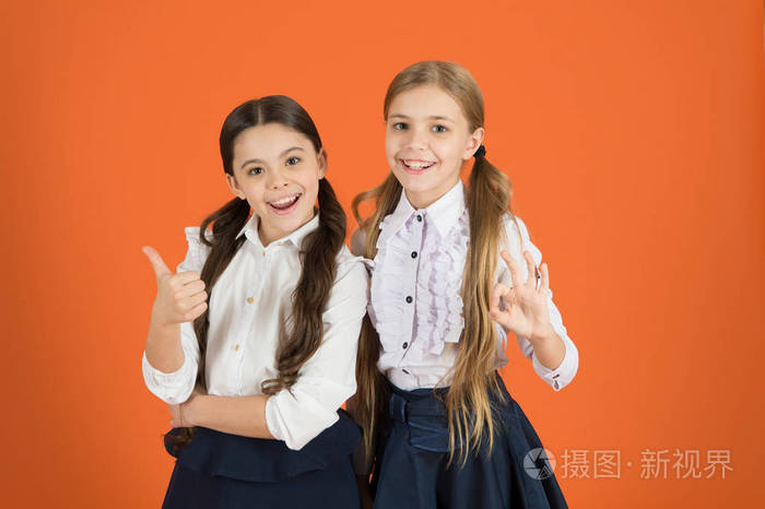 女孩最好的朋友校服同学.在学校的友好关系.在学校学习时交朋友