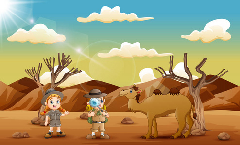 在沙漠里骑骆驼的探险者的孩子们照片