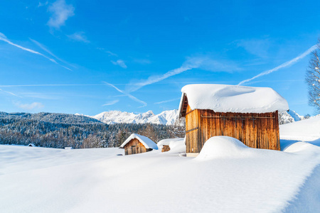 冬季景观与雪覆盖阿尔卑斯山在西菲尔德在奥地利的蒂罗尔州。 奥地利冬季