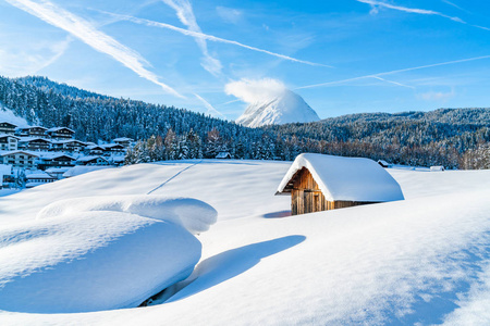 冬季景观与雪覆盖阿尔卑斯山在西菲尔德在奥地利的蒂罗尔州。 奥地利冬季