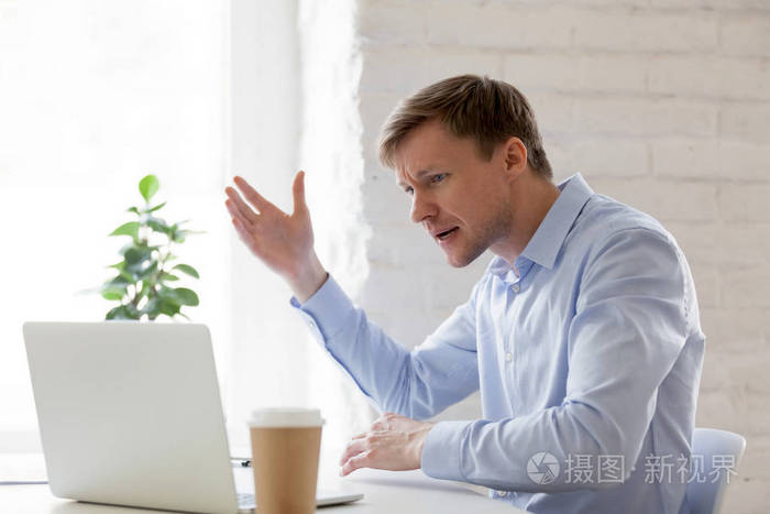 有电脑手势问题的愤怒商人感到愤怒