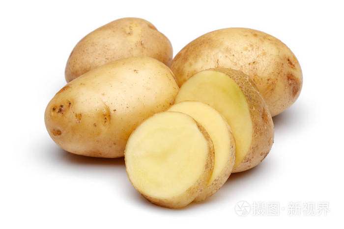 新鲜土豆有白色背景的切片