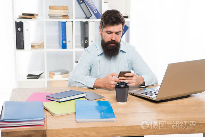 办公室工作自由职业者的工作它的开发人员现代职业盖伊留胡子的人残酷