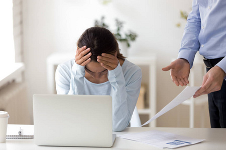 老板指责上班族在报告中出现错误照片