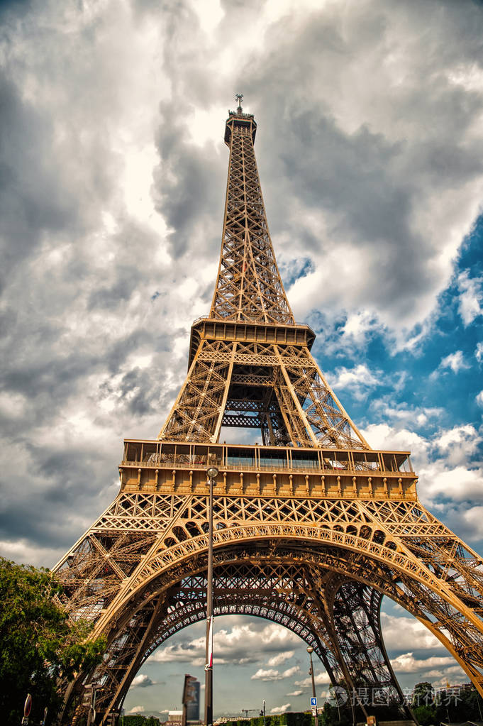 法国巴黎埃菲尔铁塔塔在多云的天空建筑结构和设计理念法国首都的暑假