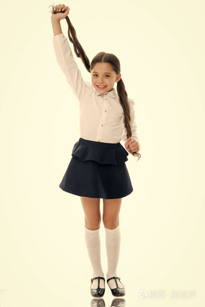 学校时间为快乐的孩子女孩孤立的白色.小女孩花在学校的时间.女生
