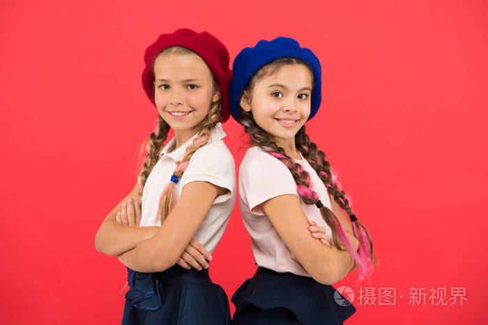 他们完美的风格时尚女孩与绑头发在辫子法国风格的女孩可爱的女孩有