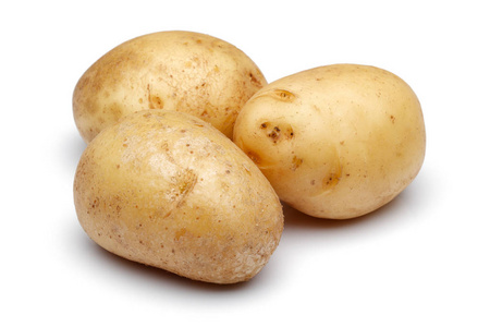 白色背景下分离的新鲜土豆组