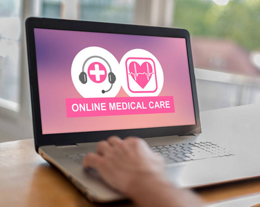 在屏幕上使用带有在线医疗概念的笔记本电脑的人