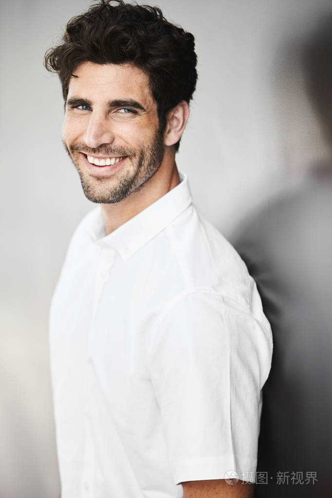 穿白色衬衫的快乐男人,肖像