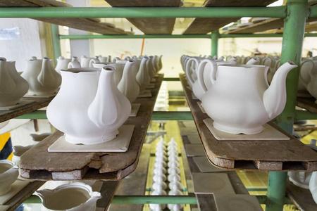 工厂生产线上的传统陶瓷陶器