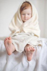 洗澡后的婴儿用毛巾沾湿头发
