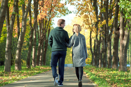 背后的女孩和男人的手在爱。爱情关系家庭和人的概念幸福的情侣在夏日公园散步