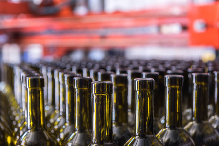 酒瓶背景，酿酒过程，准备葡萄酒装瓶在葡萄酒厂