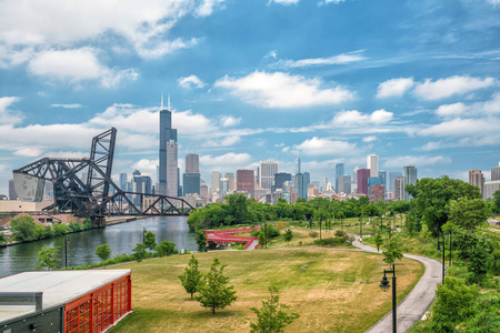 芝加哥河和芝加哥市中心的天际线