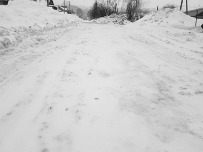 在大雪的背景下，冬天封闭的晚道