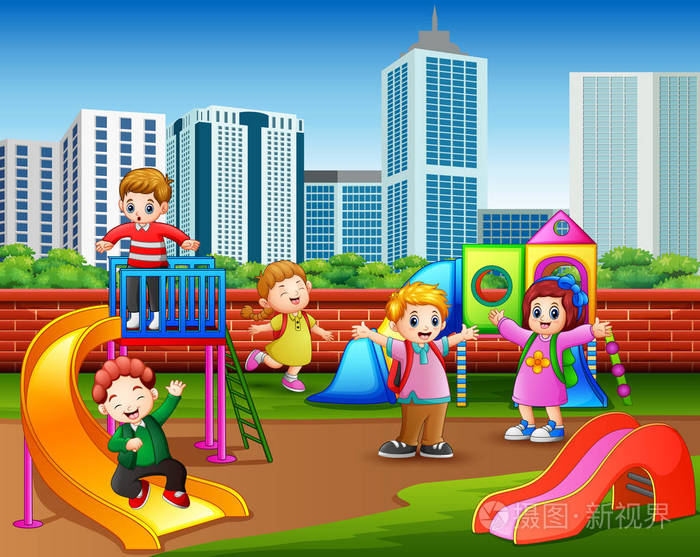 快乐的幼儿园孩子们在操场上玩耍