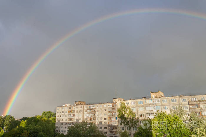 一道双彩虹在天空中的雨后出现在单个家庭的房子上.