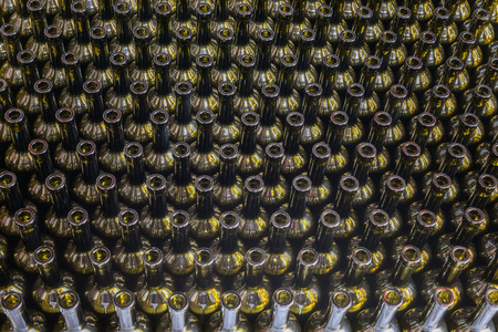 葡萄酒瓶背景酿酒工艺，准备葡萄酒装瓶在葡萄酒厂的顶部视图瓶颈