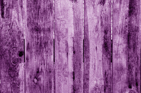 紫色的风化木栅栏。 设计的抽象背景和纹理。