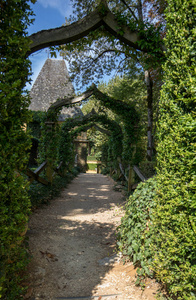 英国拱廊在风景如画的Jardins杜曼阿迪里格纳克在多尔多涅。 法国
