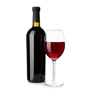 白色背景上的一瓶和一杯美味的葡萄酒
