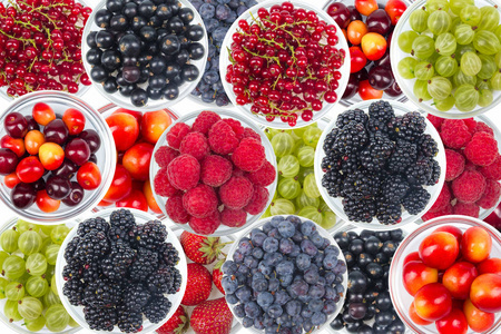 各种夏季新鲜浆果在碗里。 抗氧化剂排毒饮食有机水果。 顶部视图