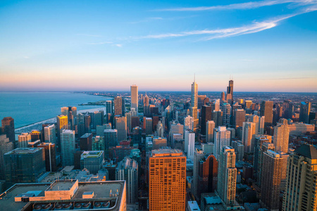 从高空俯瞰芝加哥市中心天际线日落。