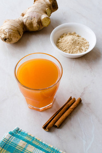 果酱健康亚洲饮料与姜黄和肉桂棒橙汁。 传统饮料。