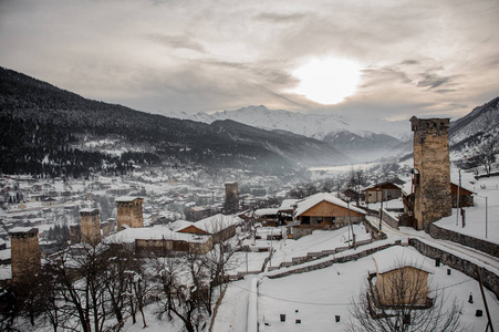 格鲁吉亚, 斯瓦内蒂, 梅斯蒂亚2019年1月30日 从上面看被雪覆盖的小镇与塔在阳光下