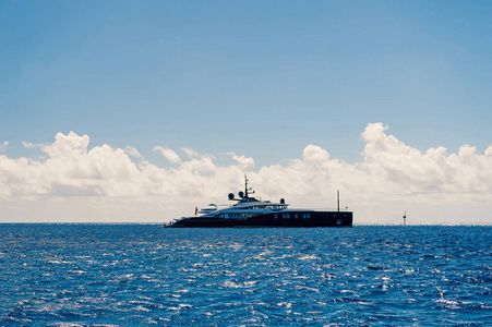 船或游艇在海上的蓝天在 gustavia, st. 巴兹。豪华旅行在小船和冒险。船舶和水运运输。暑假和度假胜地