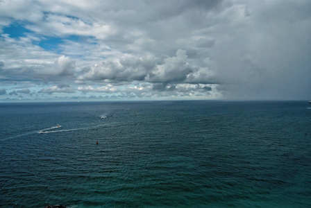 美国蓝海上空有云的阴雨天空