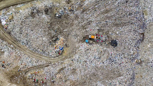 垃圾车在俄罗斯叶卡捷琳堡市附近的一个垃圾填埋场从无人机头向外抛掷垃圾