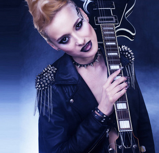 时尚摇滚风格模型女孩画像.发型.朋克女人化妆, 发型和黑色指甲.