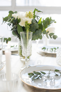 美丽的节日餐桌设置与优雅的白色花朵和餐具, 餐桌装饰