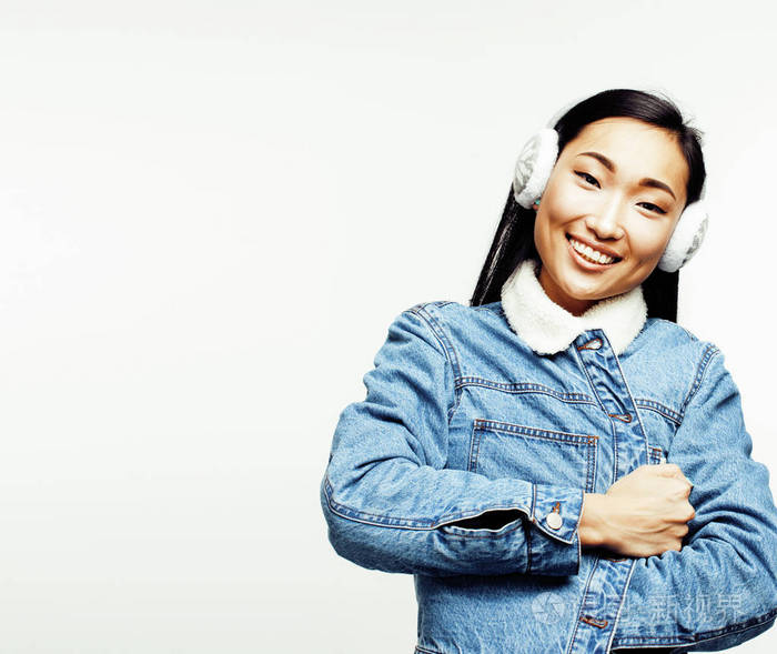 年轻漂亮的长发亚洲女人快乐微笑情感构成孤立在白色背景上,生活方式