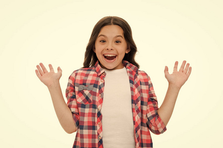 快乐的孩子喜欢惊喜.孩子惊讶的微笑隔绝了白色背景.