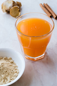果酱健康亚洲饮料与姜黄和肉桂棒橙汁。 传统饮料。