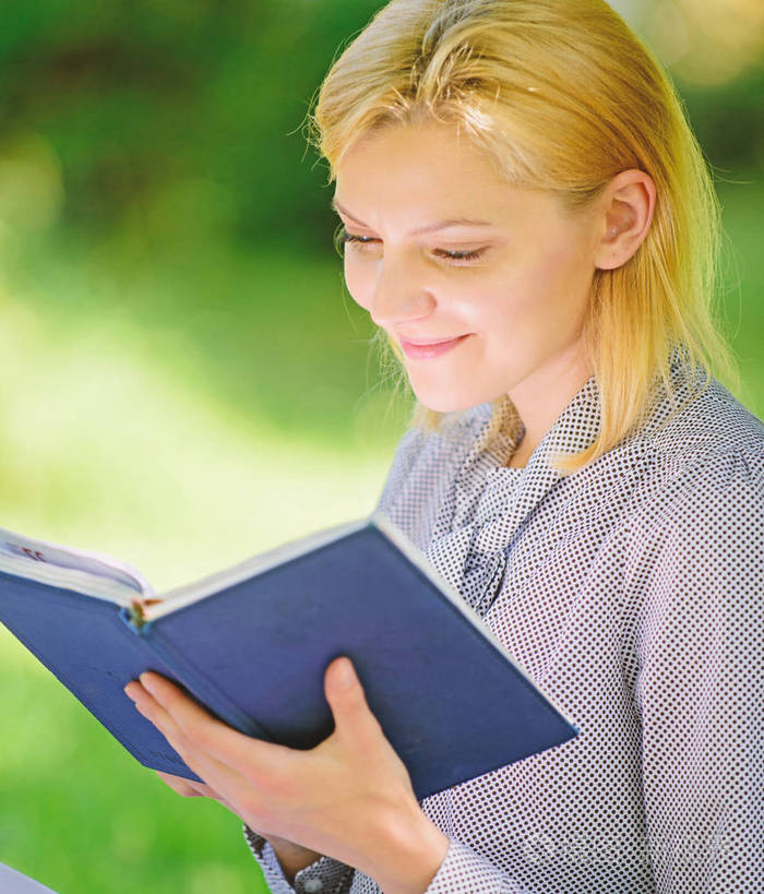 最好的自助书籍的妇女.每个女孩都应该读书.