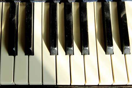音乐教育。 黑白钢琴键关闭。 旧钢琴。 一架旧钢琴的剪裁镜头。